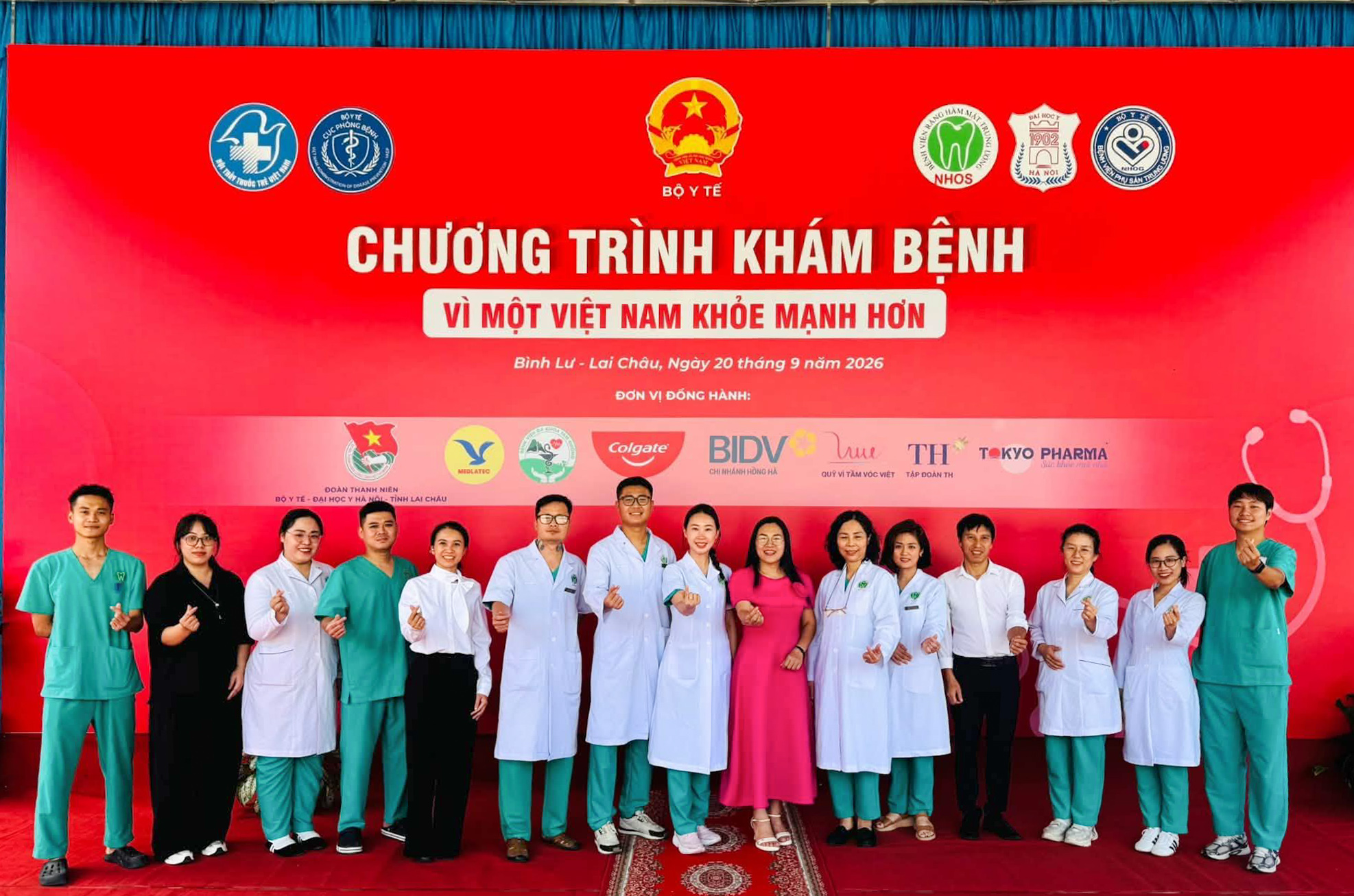 Đoàn công tác chụp ảnh kỷ niệm